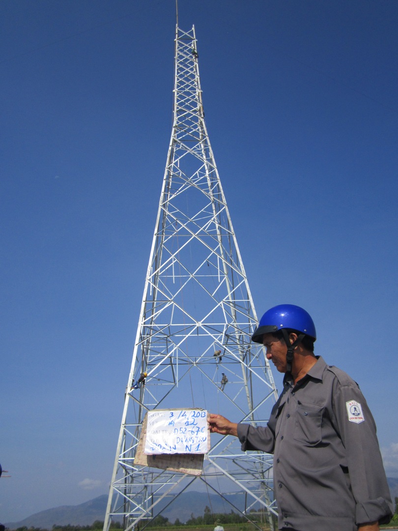 Dựng cột VT1511 - ĐZ500kV Vĩnh Tân - Sông Mây